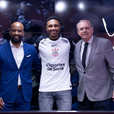 Corinthians corre para acertar com Vitinho enquanto enfrenta prazo da Fifa por dívida de Félix Torres - Imagem do artigo original