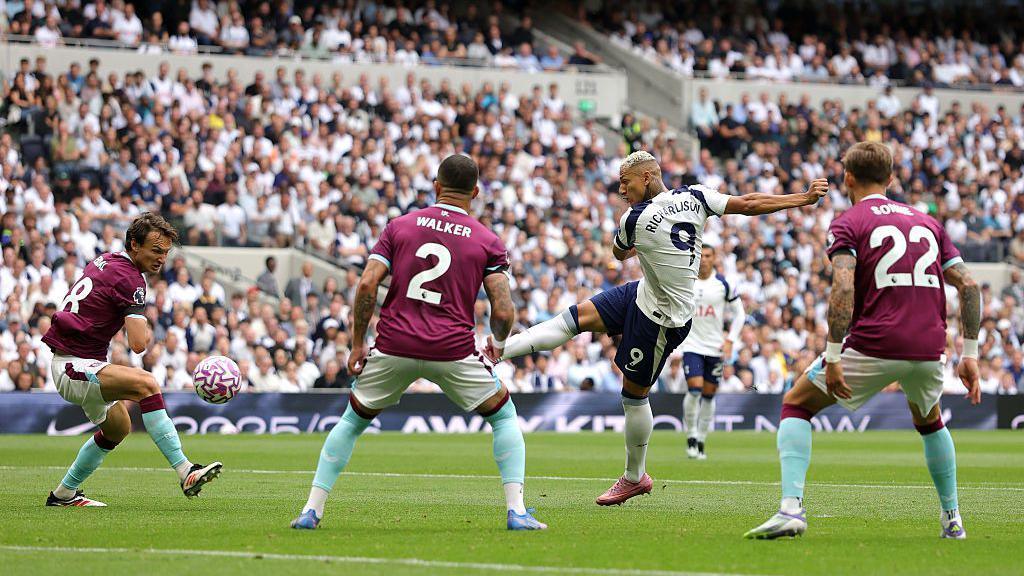 Richarlison marca duas vezes e Tottenham inicia Premier League com 3 a 0 sobre o Burnley - Imagem do artigo original