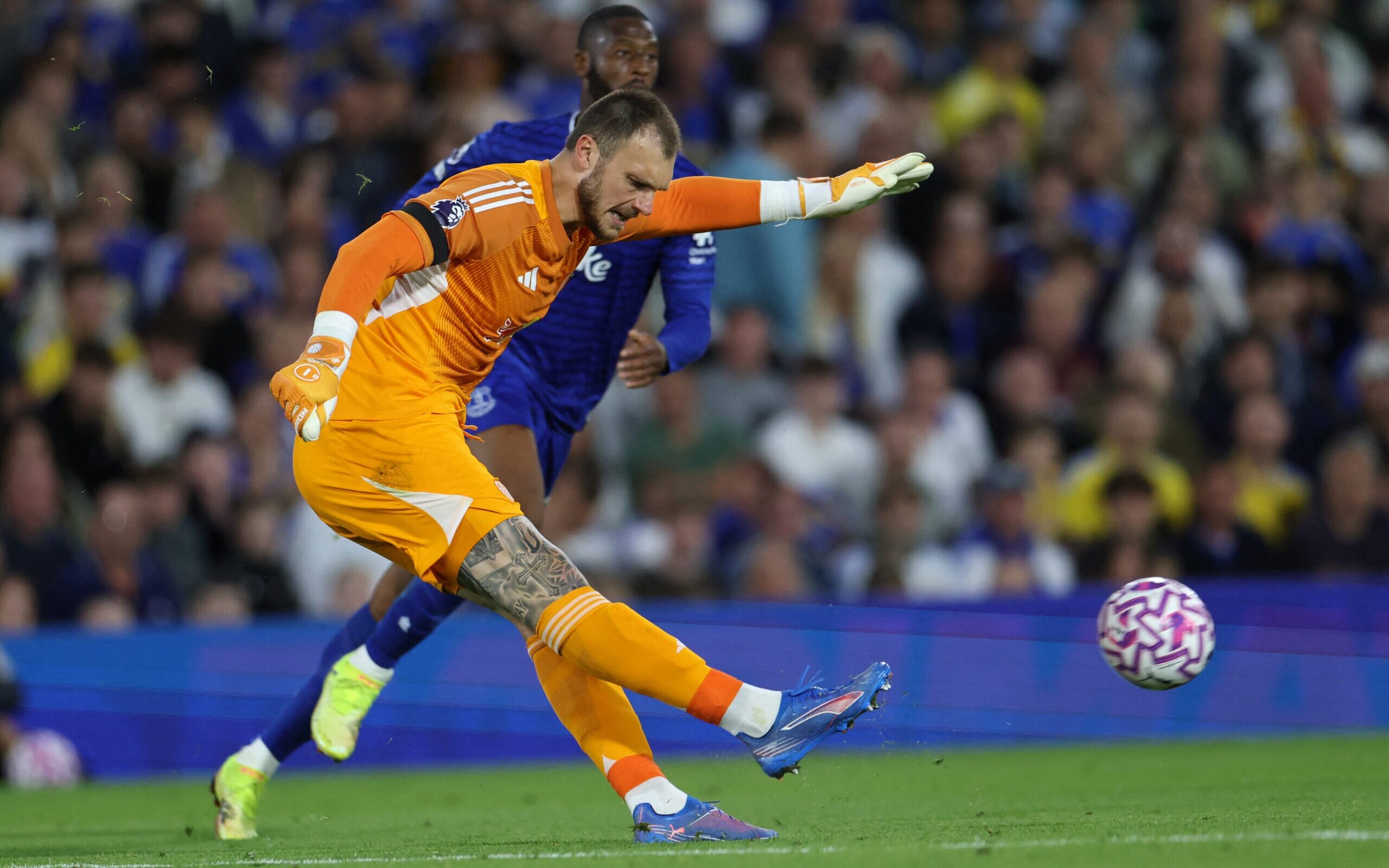 Perri faz estreia e Leeds vence Everton pela Premier League - Imagem do artigo original