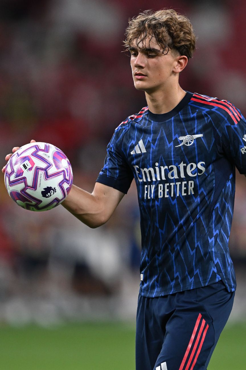 Max Dowman, de 15 anos, estreia pelo Arsenal e vira nova joia da base inglesa - Imagem do artigo original
