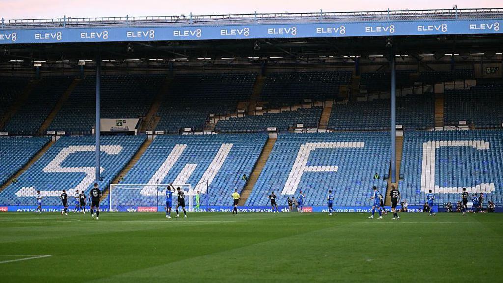 Torcedores do Sheffield Wednesday boicotam duelo da Copa da Liga contra o Leeds em protesto contra a direção - Imagem do artigo original