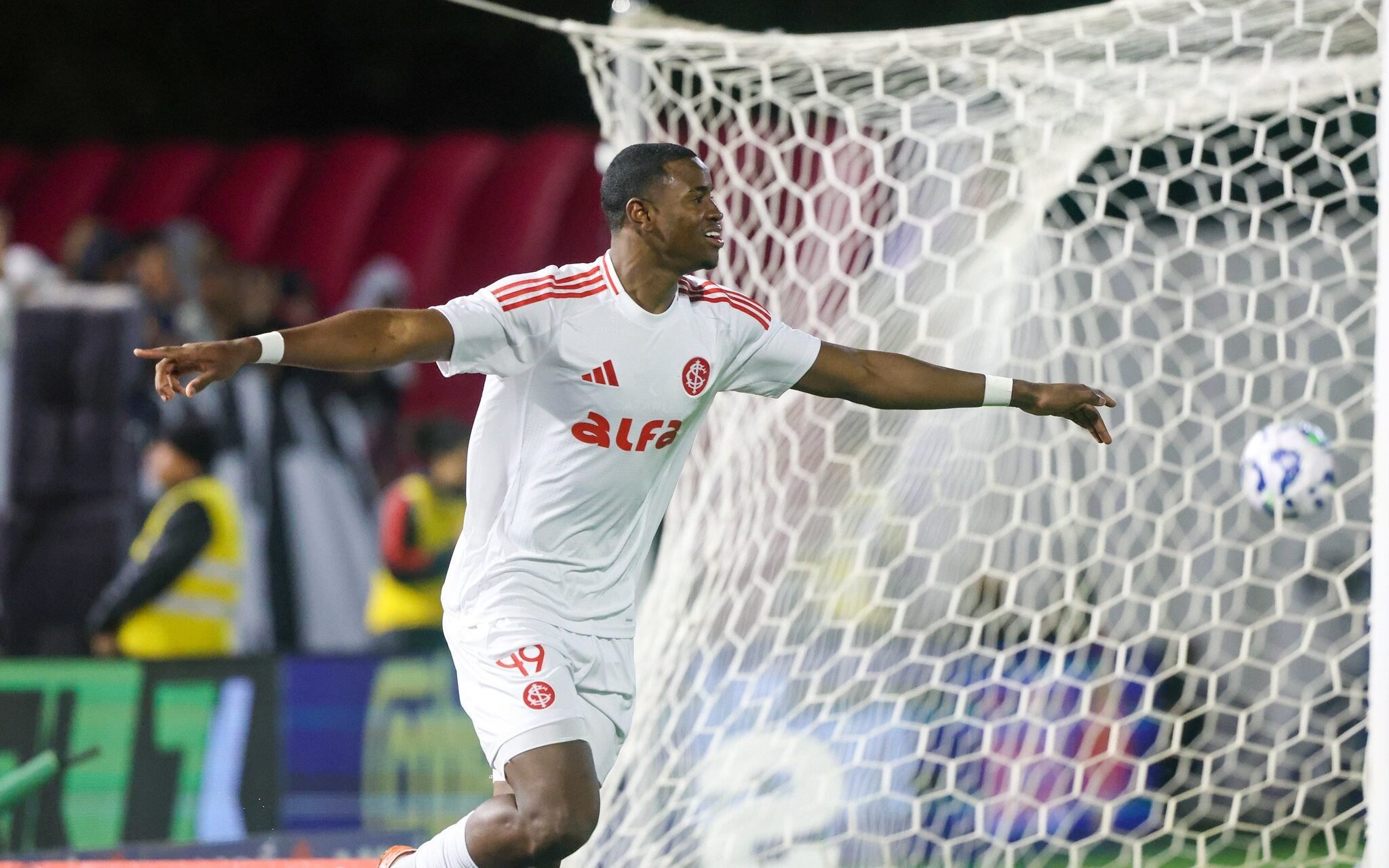 Clube saudita apresenta oferta por atacante do Internacional, revela Lance! - Imagem do artigo original