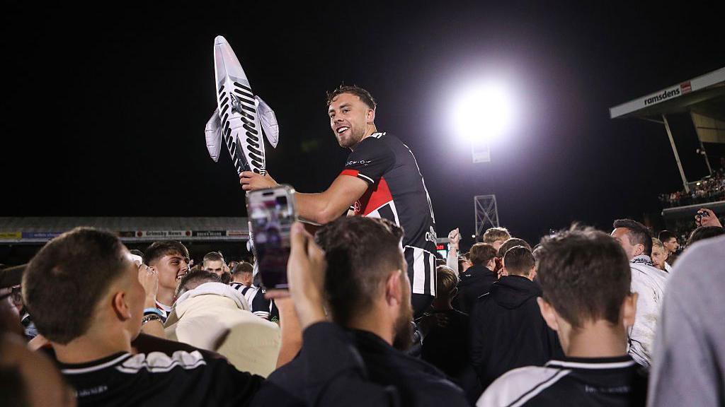 Grimsby elimina Manchester United nos pênaltis e provoca “zebra” histórica na Copa da Liga Inglesa - Imagem do artigo original