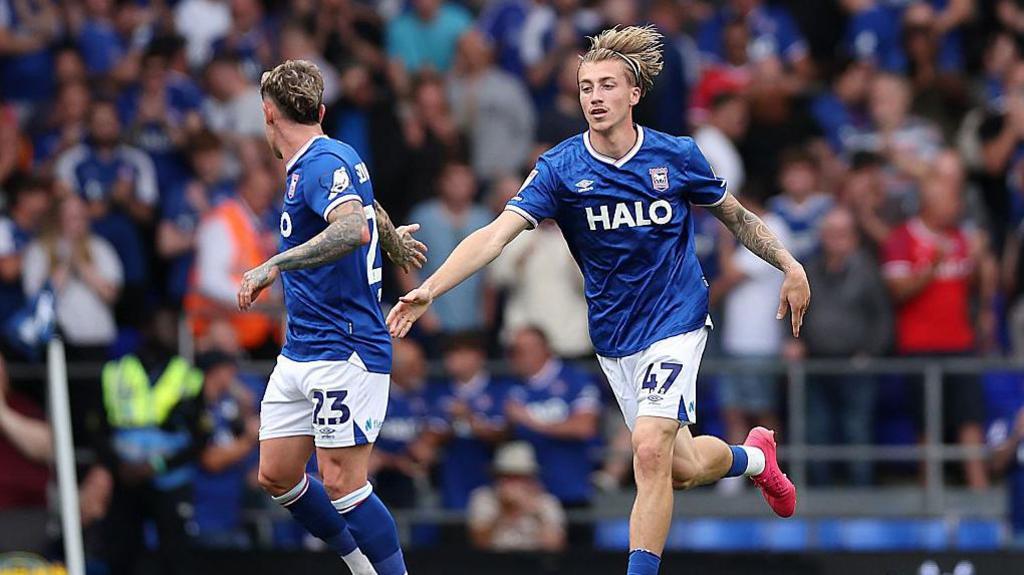 Rodada de sábado na Championship tem faltas decisivas, pênalti nos acréscimos e triunfo histórico do Wrexham - Imagem do artigo original