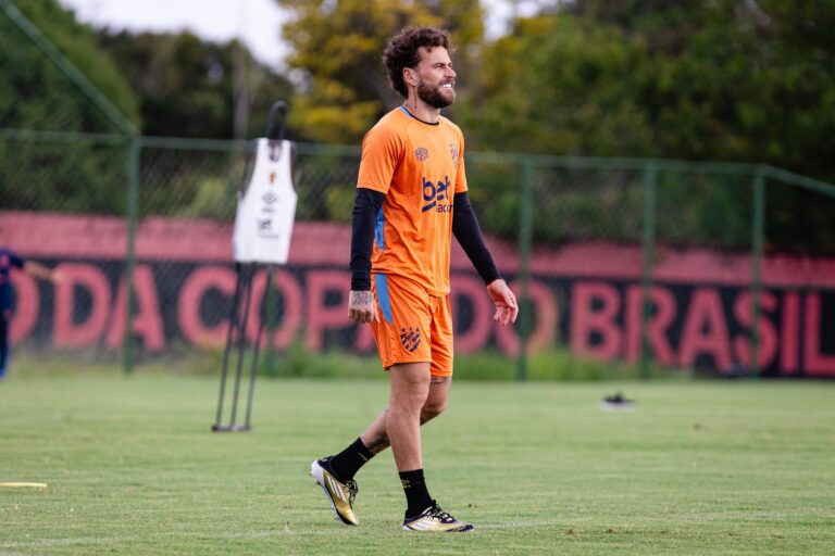 Lucas Lima destaca crescimento no Sport após retorno à posição de meia central