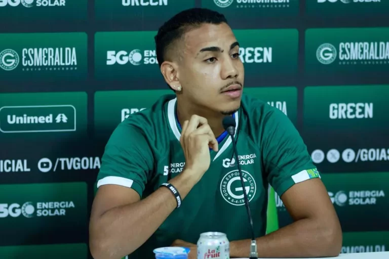 Ferroviária oficializa chegada do atacante Zé Hugo, ex-Goiás