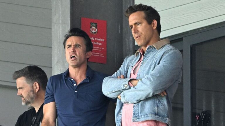 Ryan Reynolds afirma que ele e Rob McElhenney não interferem nas decisões de futebol do Wrexham