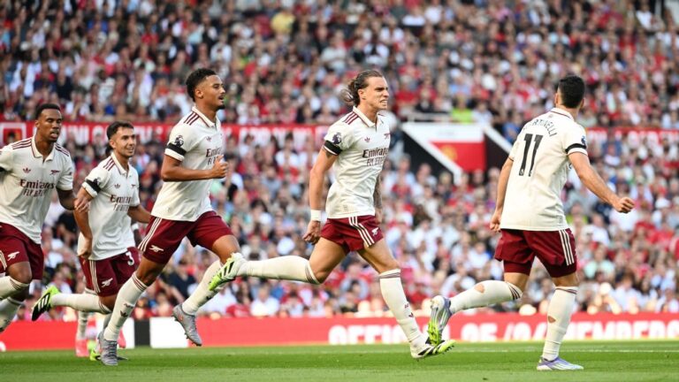 Arsenal estreia com vitória em Old Trafford enquanto United volta a falhar