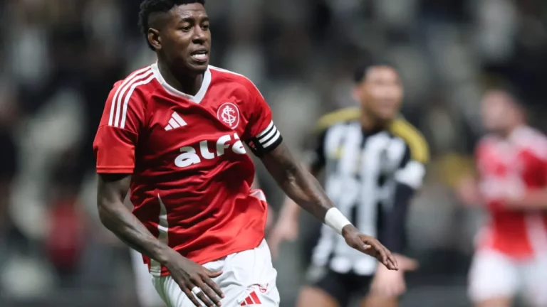 Galatasaray monitora zagueiro do Internacional