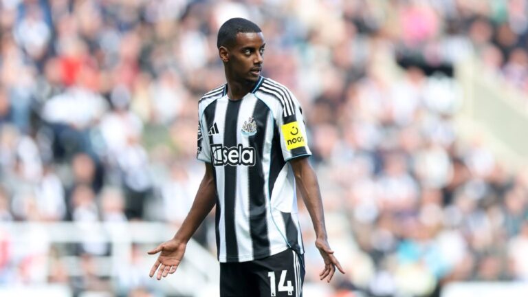 Alexander Isak diz que perdeu confiança e pressiona saída do Newcastle