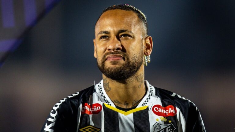 Neymar enfrenta protesto de torcedores e tenta acalmar ânimos no CT do Santos