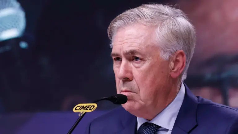 Convocado por Ancelotti, brasileiro deixa partida da Premier League lesionado