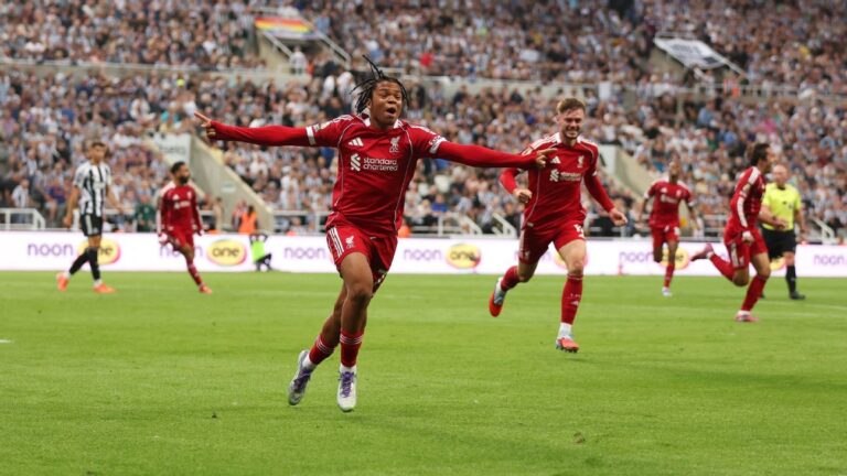 Jovem Rio Ngumoha decide clássico contra o Newcastle e ofusca ausência de Isak