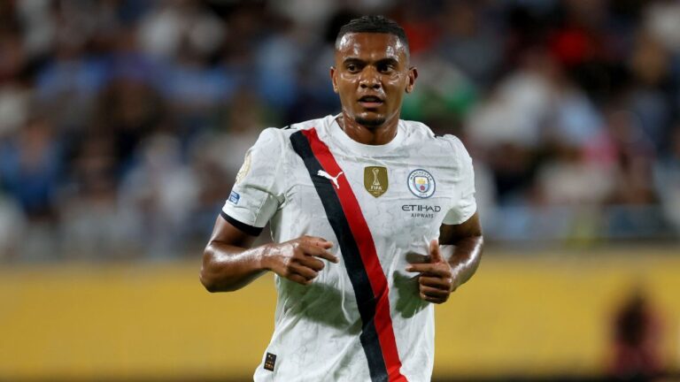 Crystal Palace consulta Manchester City sobre zagueiro Manuel Akanji