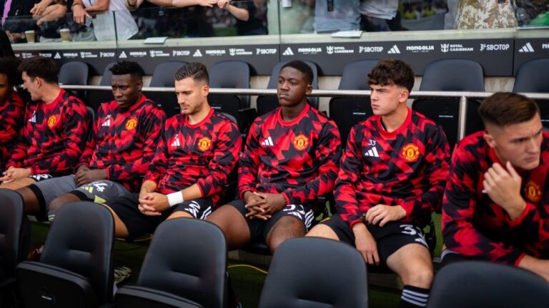 Mainoo e Onana voltam a campo pelo Manchester United na Copa da Liga