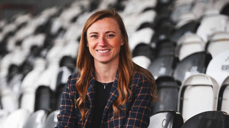 Visita rara do Manchester United lota interesse por confronto da Copa da Liga em Grimsby