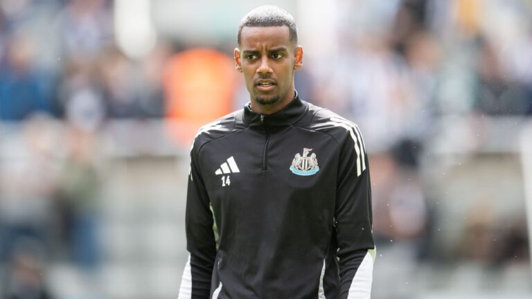 Alexander Isak é chamado pela seleção da Suécia em meio a novela com Newcastle e Liverpool
