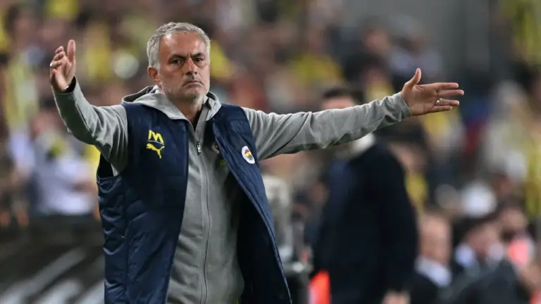 Mourinho questiona diretoria antes de jogo da Champions