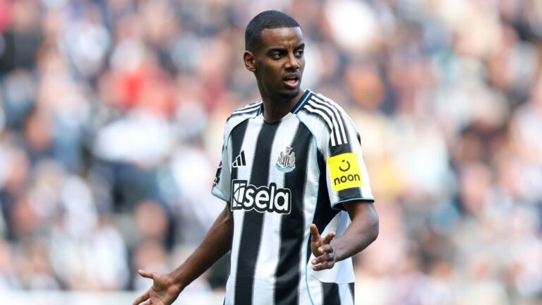 Arne Slot evita falar sobre Isak, mas reforça que Liverpool busca reforços antes do fim da janela