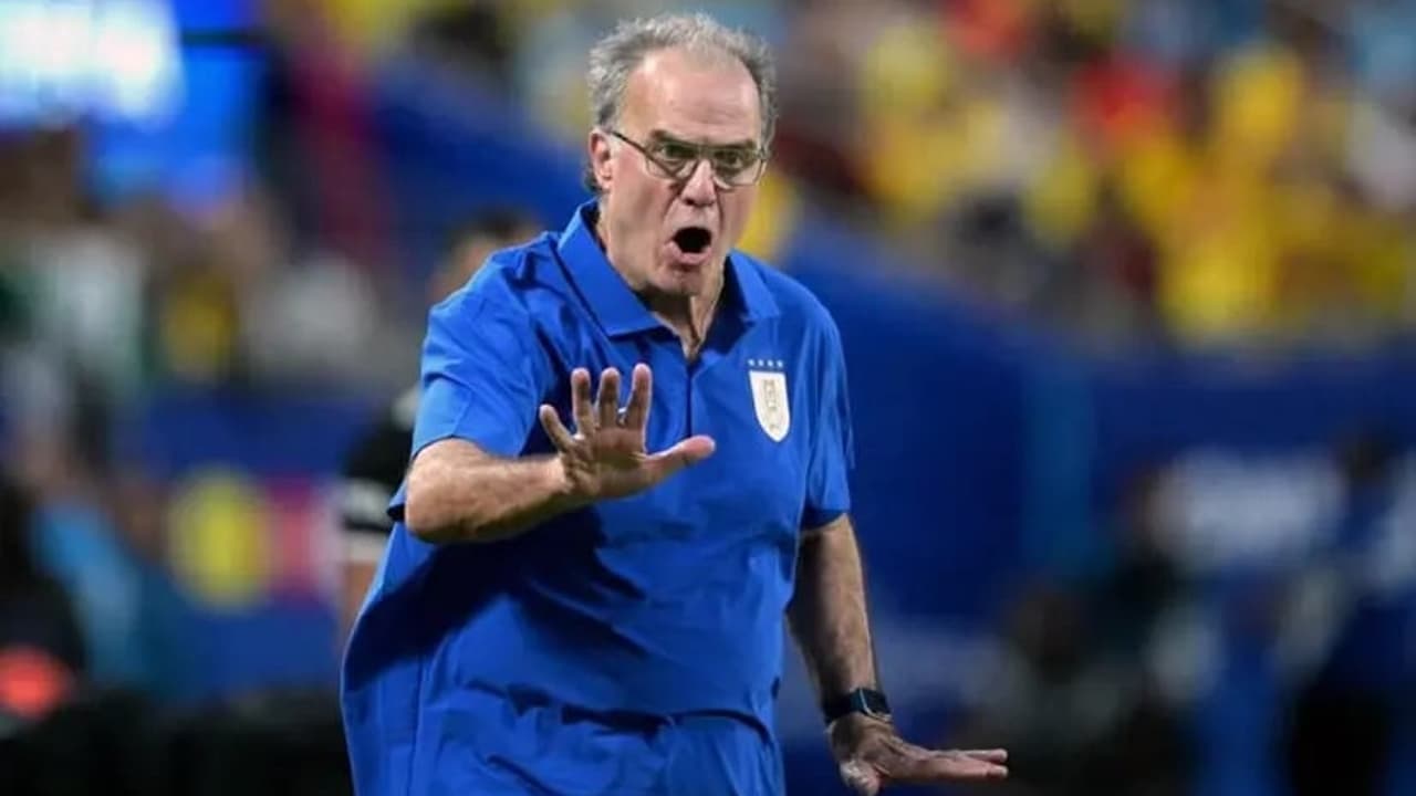 Técnico do Uruguai exclui astro do Flamengo e chama jogador do Vasco em nova lista - Imagem do artigo original