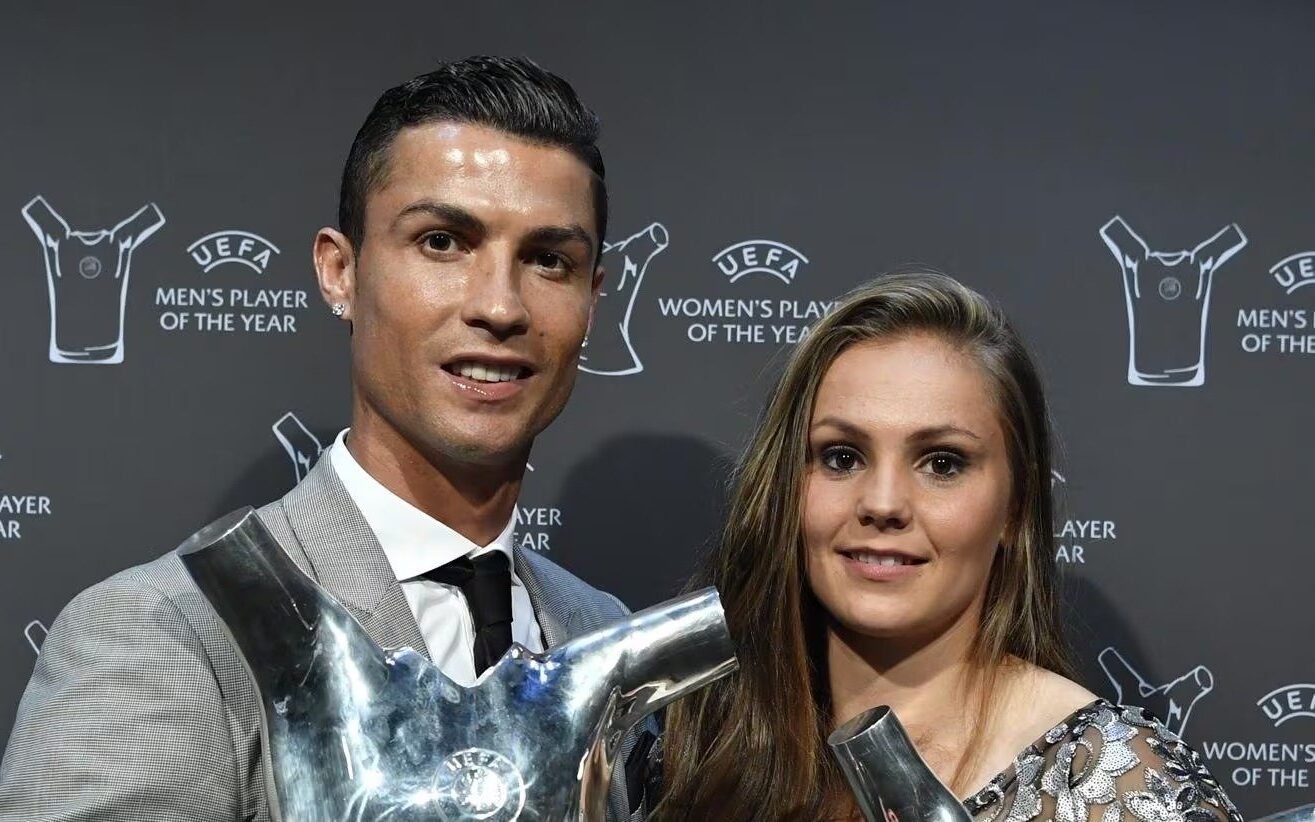 Ex-melhor do mundo do futebol feminino anuncia aposentadoria por motivo pessoal - Imagem do artigo original