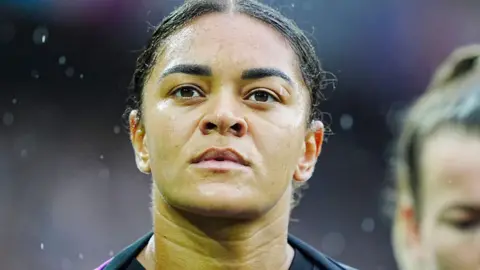 Segundo suspeito é detido por insultos racistas contra a jogadora Jess Carter - Imagem do artigo original