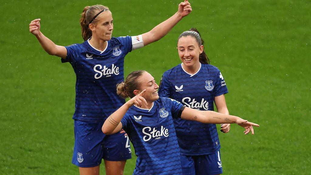 Hat-trick de Ornella Vignola garante vitória do Everton sobre o Liverpool em Anfield - Imagem do artigo original