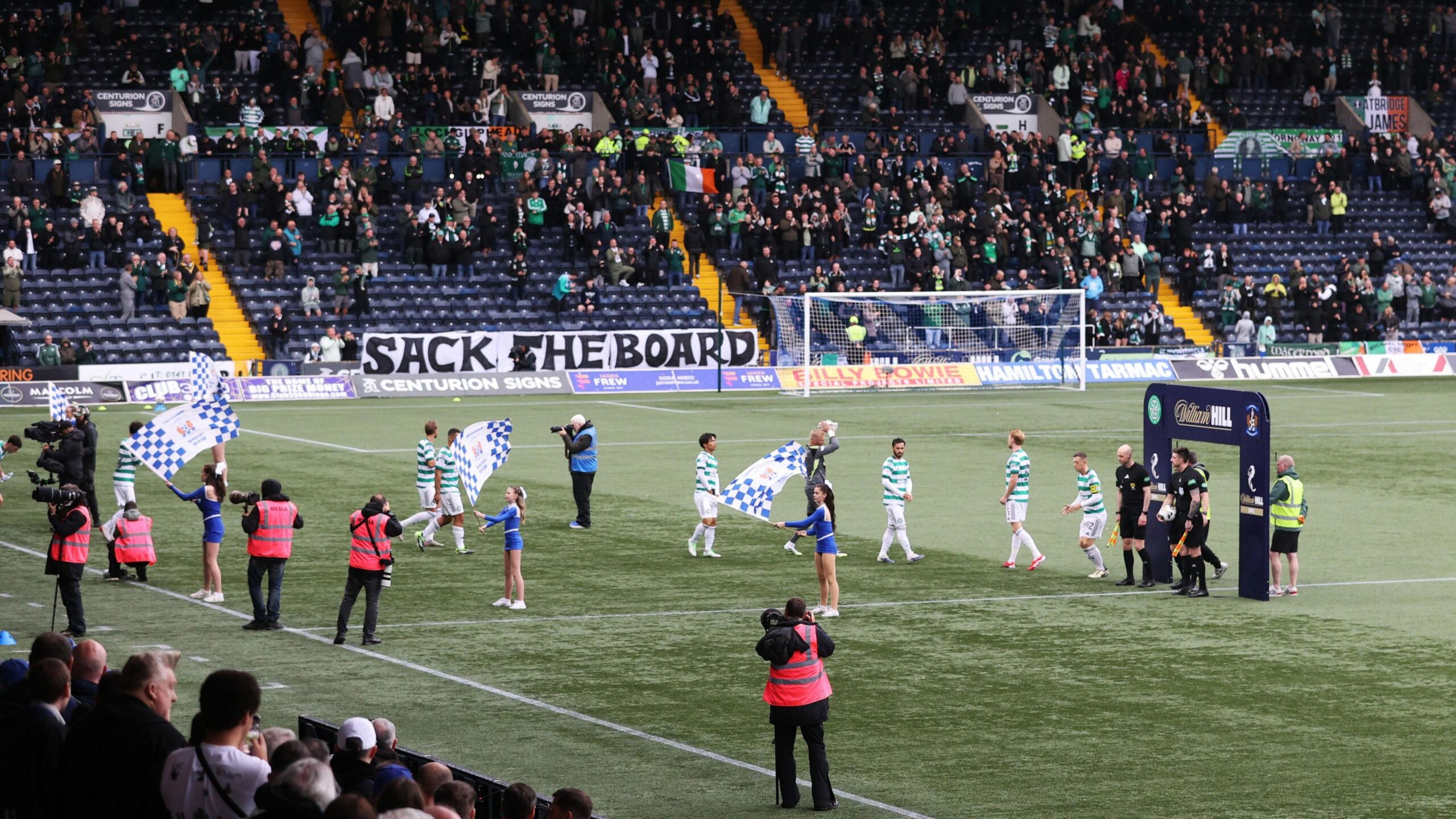 Pênalti nos acréscimos garante vitória do Celtic, mas protestos contra a diretoria persistem - Imagem do artigo original