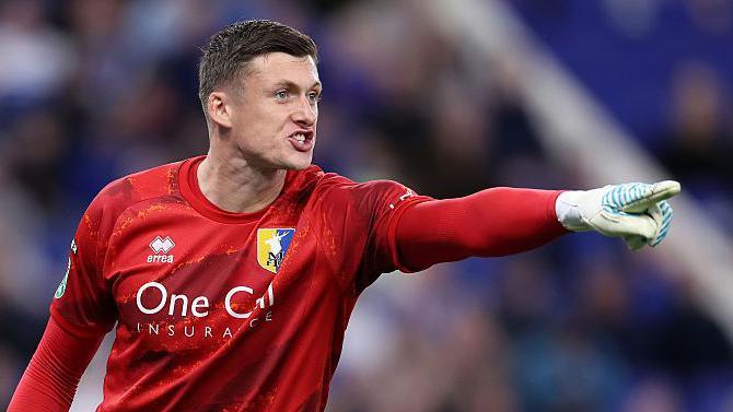 Goleiro Liam Roberts busca recomeço no Mansfield Town após polêmica no Millwall, afirma Nigel Clough - Imagem do artigo original