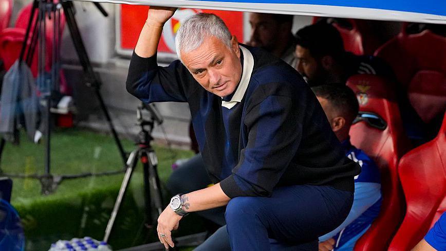 Mourinho retorna ao Benfica depois de 25 anos e agita eleição presidencial do clube - Imagem do artigo original