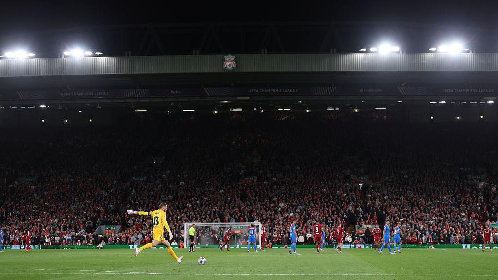 Atlético de Madrid e UEFA investigam possível cusparada em torcedores após jogo contra o Liverpool - Imagem do artigo original