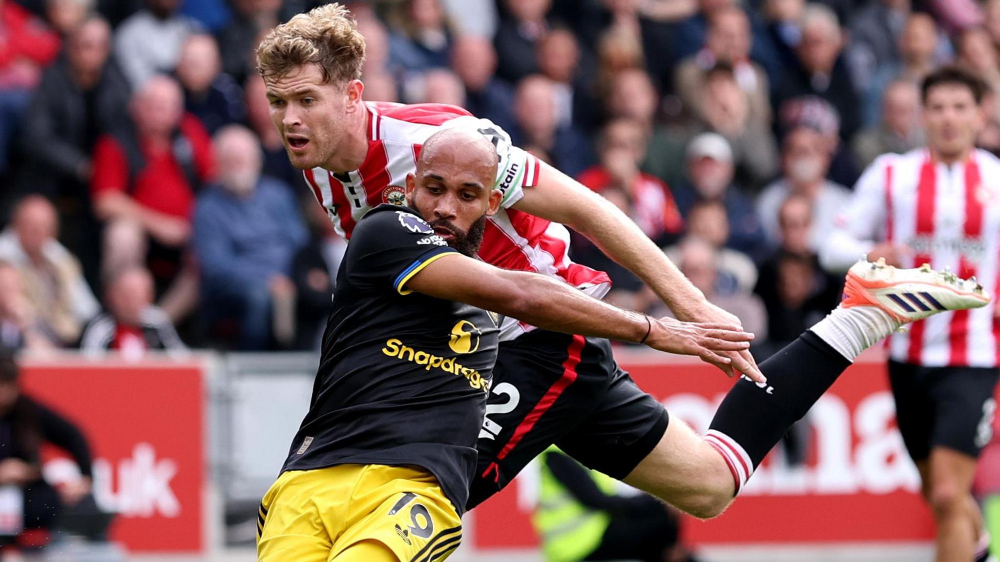 Entenda por que Nathan Collins não foi expulso no duelo Brentford x Manchester United - Imagem do artigo original