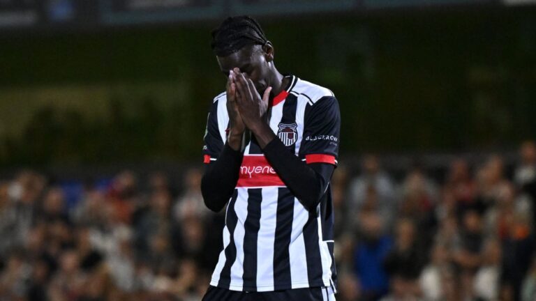 Grimsby é multado, mas segue na Copa da Liga após escalar jogador irregular