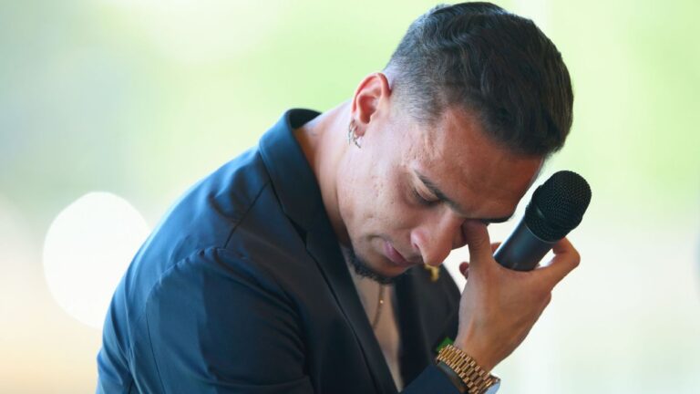 Antony se emociona ao confirmar saída do Manchester United e acerto definitivo com o Real Betis