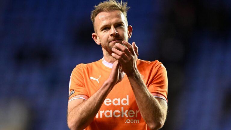 Artilheiro Jordan Rhodes anuncia aposentadoria aos 35 anos e assume cargo no Blackburn Rovers
