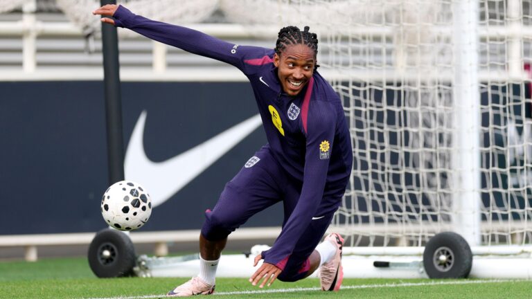 Djed Spence, do Tottenham, pode ser o primeiro muçulmano a atuar pela seleção principal da Inglaterra