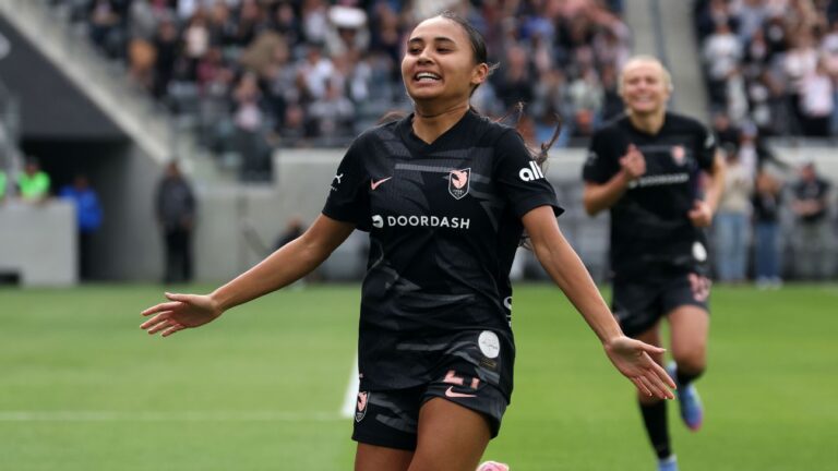 Chelsea acerta compra de Alyssa Thompson por até US$ 2 milhões