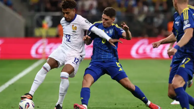 Atacante do Benfica exibe fotos da casa destruída por bombardeio russo em Kiev