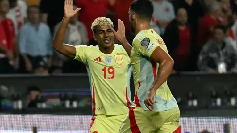 Espanha goleia Turquia por 6 a 0 nas Eliminatórias; Merino anota hat-trick