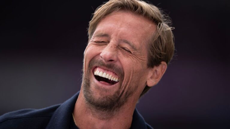 Peter Crouch paga aposta e vira mascote de clube semi-profissional na Inglaterra