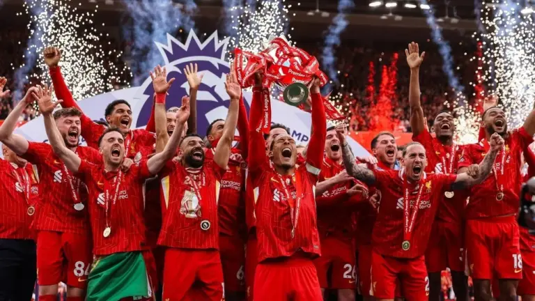 Astro do Liverpool recebe homenagem de time que o dispensou na base