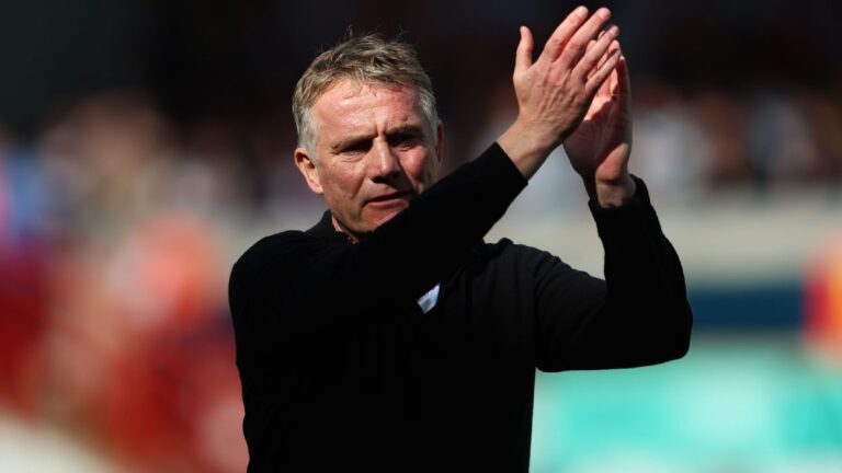 Técnico do Wrexham admite dificuldade após início ruim na Championship