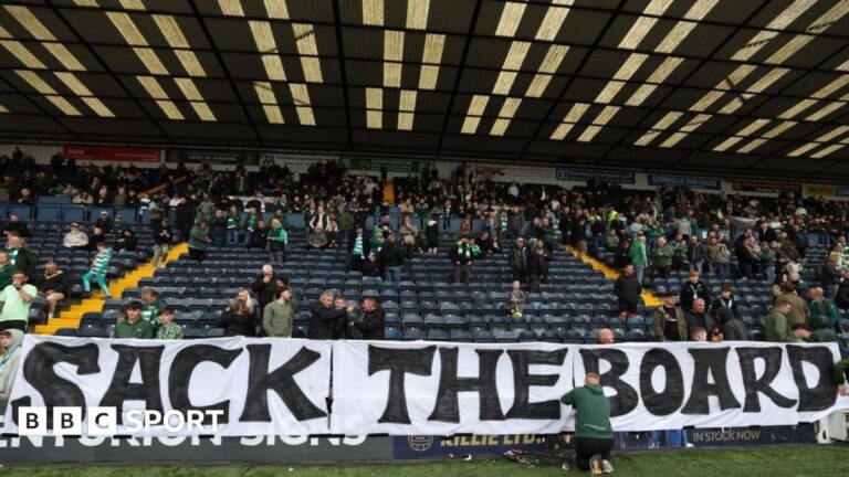 Torcida do Celtic faz protesto com entrada tardia em Kilmarnock