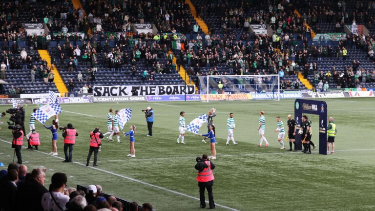 Pênalti nos acréscimos garante vitória do Celtic, mas protestos contra a diretoria persistem