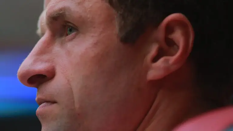 Ídolo do Bayern de Munique marca três vezes em jogo pelo novo clube