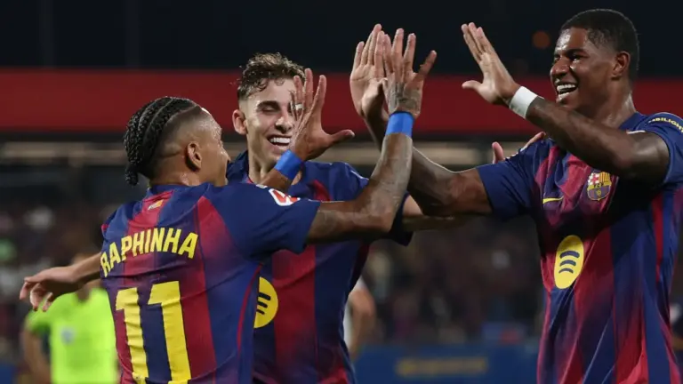 Barcelona aplica goleada e Manchester City vence clássico em domingo de futebol europeu