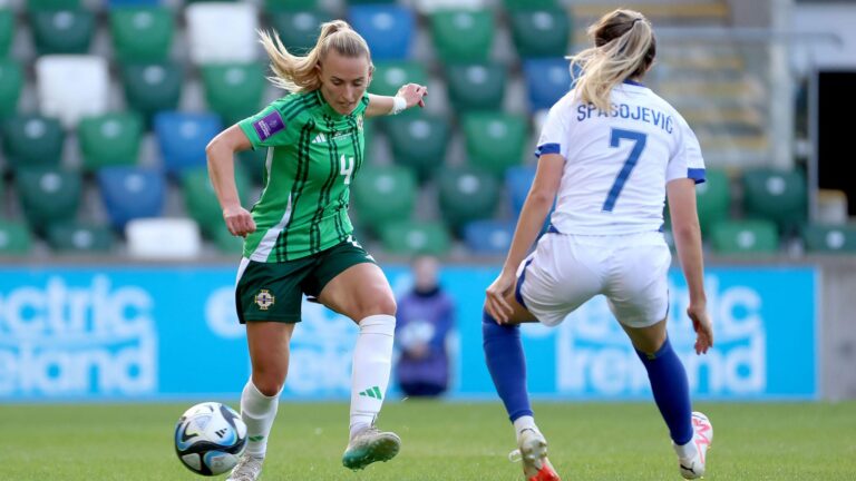 Aos 28 anos, defensora Rachel Dugdale anuncia aposentadoria do futebol