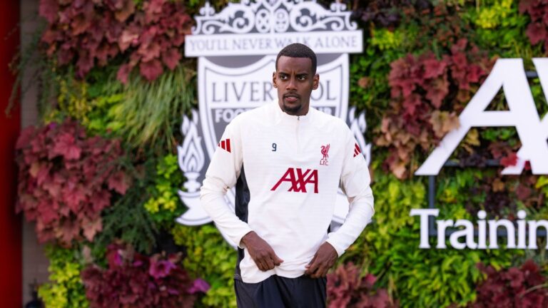 Arne Slot confirma Isak na lista do Liverpool para encarar o Atlético de Madrid