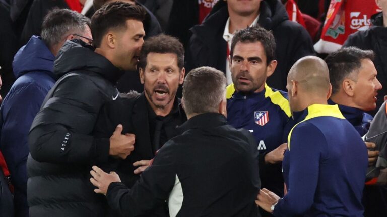 Simeone diz ter respondido a insultos de torcedores antes de ser expulso em Anfield