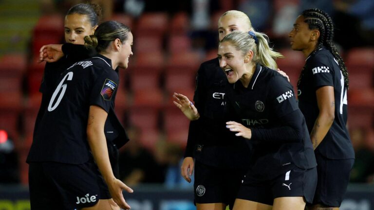 Grace Clinton marca na estreia e ajuda Manchester City a golear o Tottenham na WSL